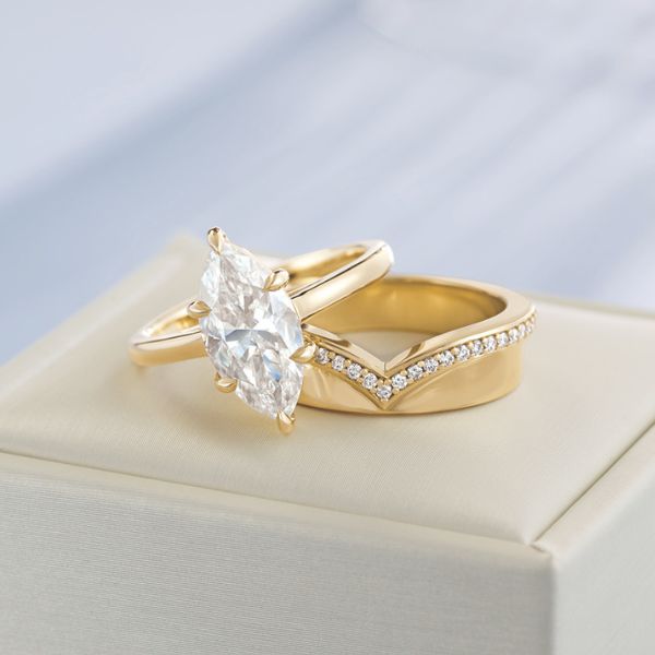 Pear engagement ring with a yellow gold wishbone wedding band — Sunshine Diamonds UK